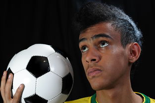 爱游戏官网充值-五大联赛门将出球模式变化与球队传导效率关联,门将出来踢球 第2张